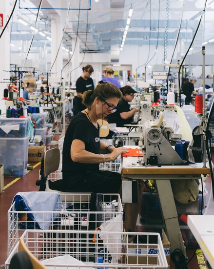 Les ateliers Santini de Bergame, où les tenues sont produites à la main