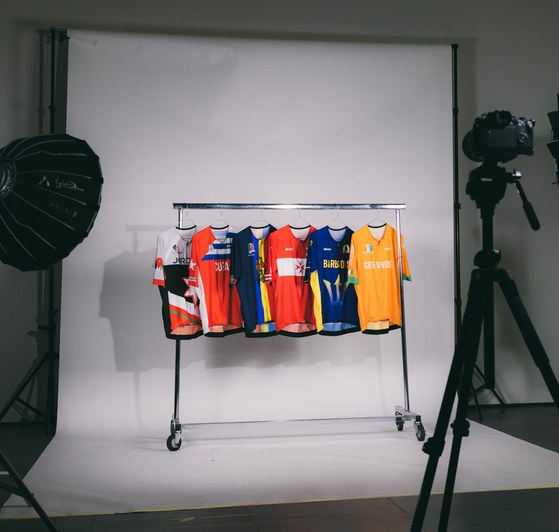 Les tenues nationales sur une tringle, en studio photo